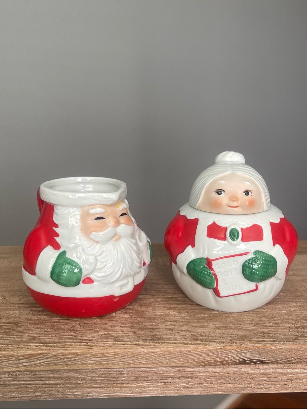 Vintage 1983 AVON Santa & Mrs. Claus Sugar & Creamer Set Country Christmas Decor